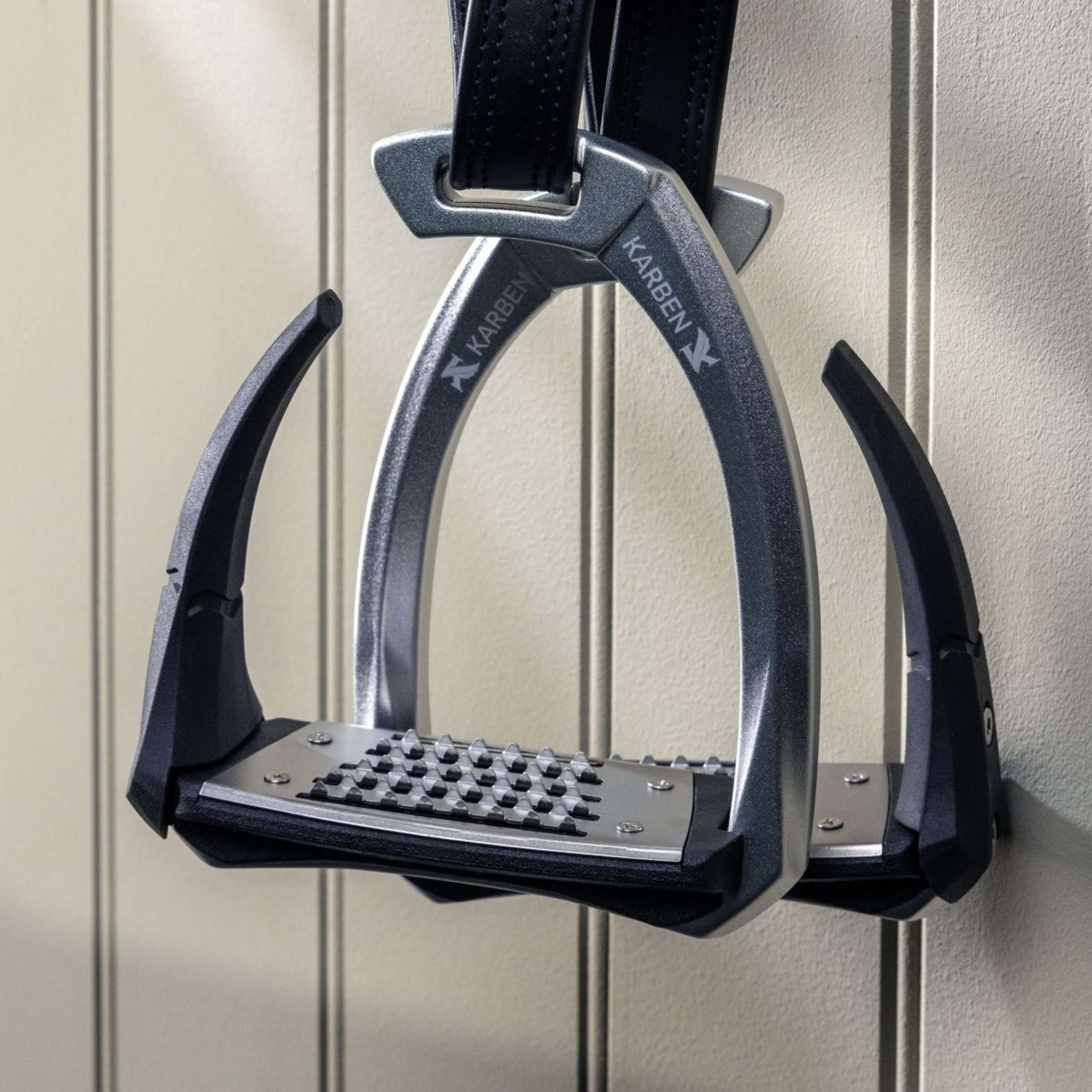 Strzemiona Karben Ultra Grip FX marki Shires, czarne