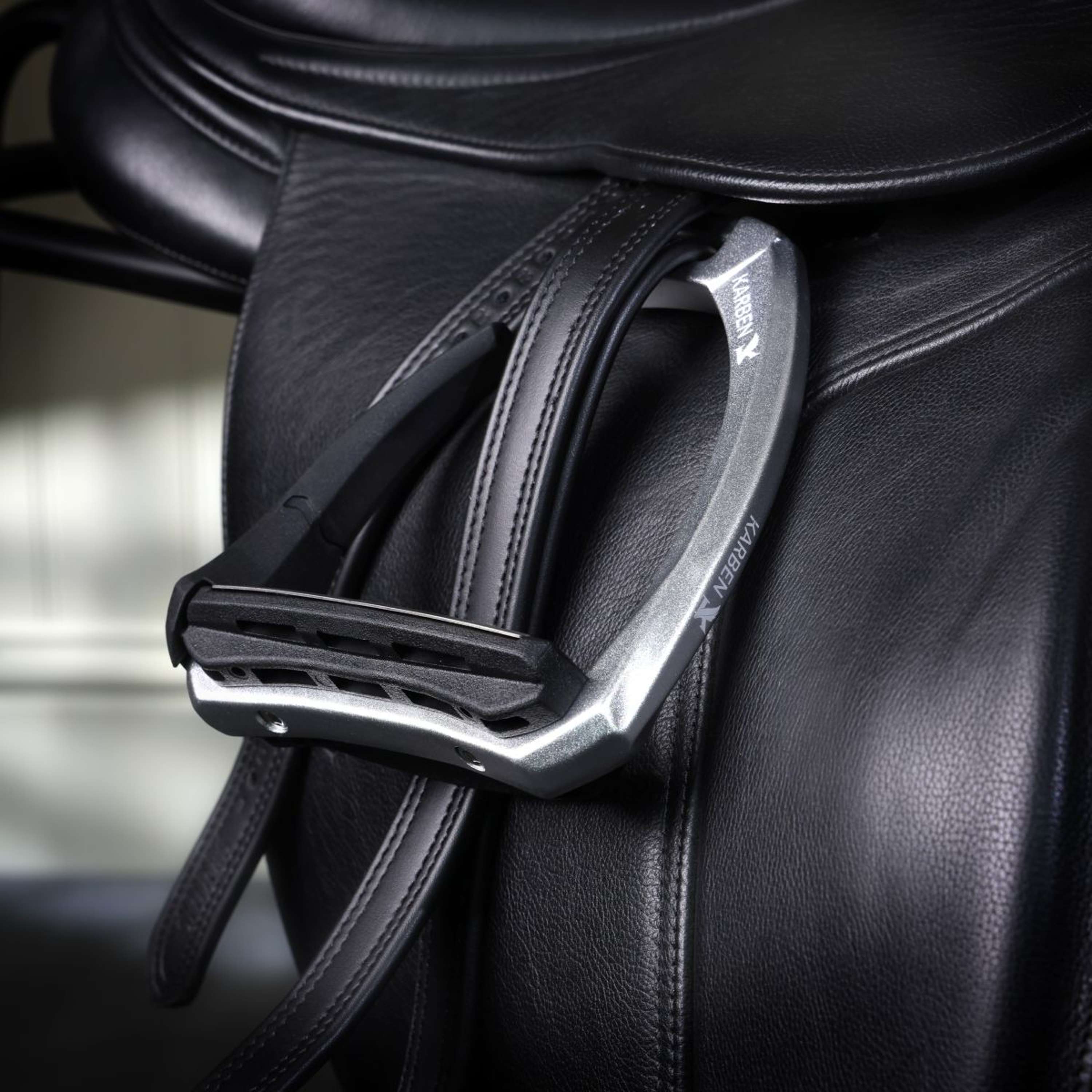 Strzemiona Karben Ultra Grip FX marki Shires, czarne