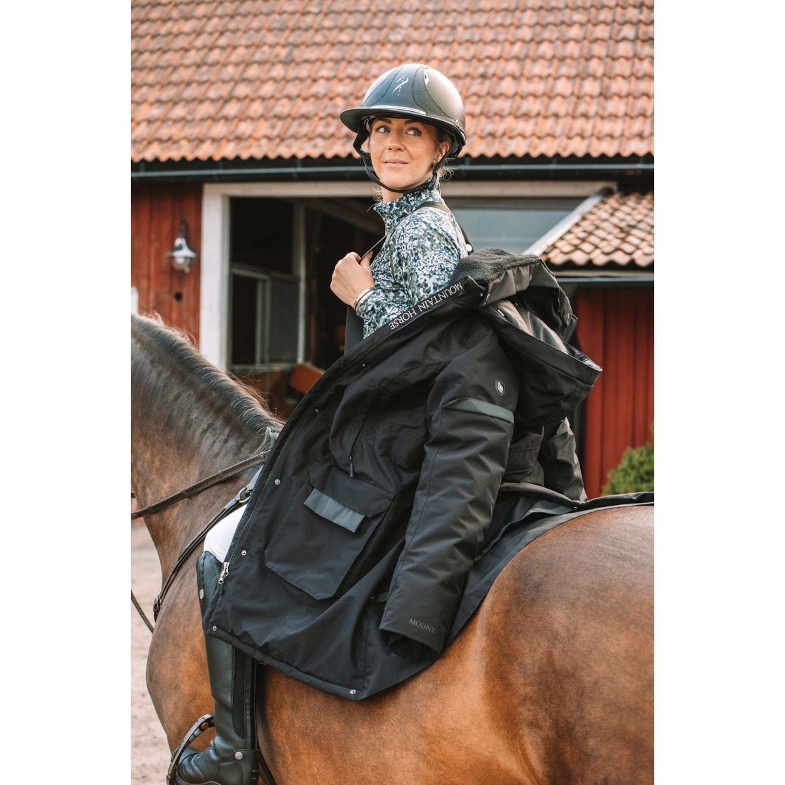 Mountain Horse Długi Płaszcz Saga Onyx Black