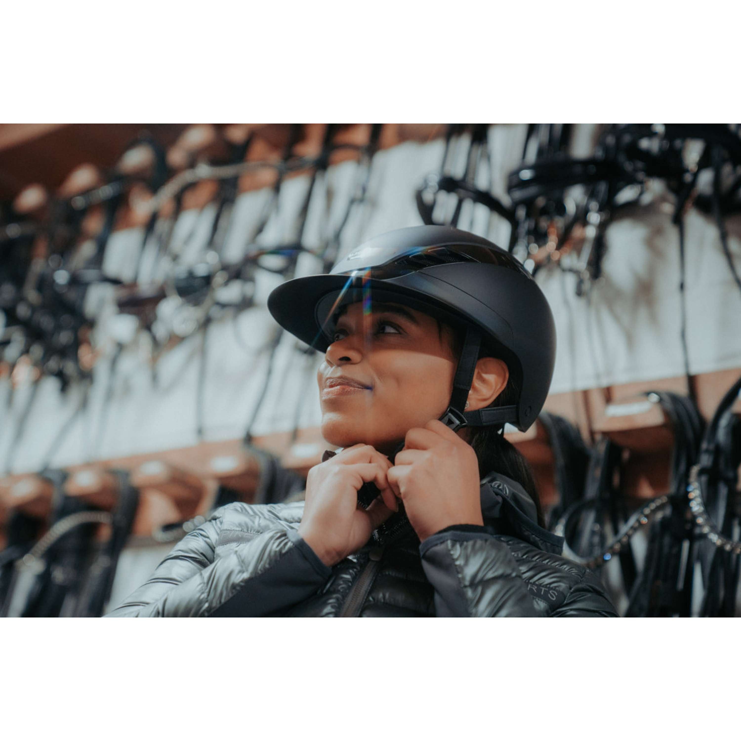 Pikeur Kask Jeździecki AirLuxe Pure Długi klapka Czarny