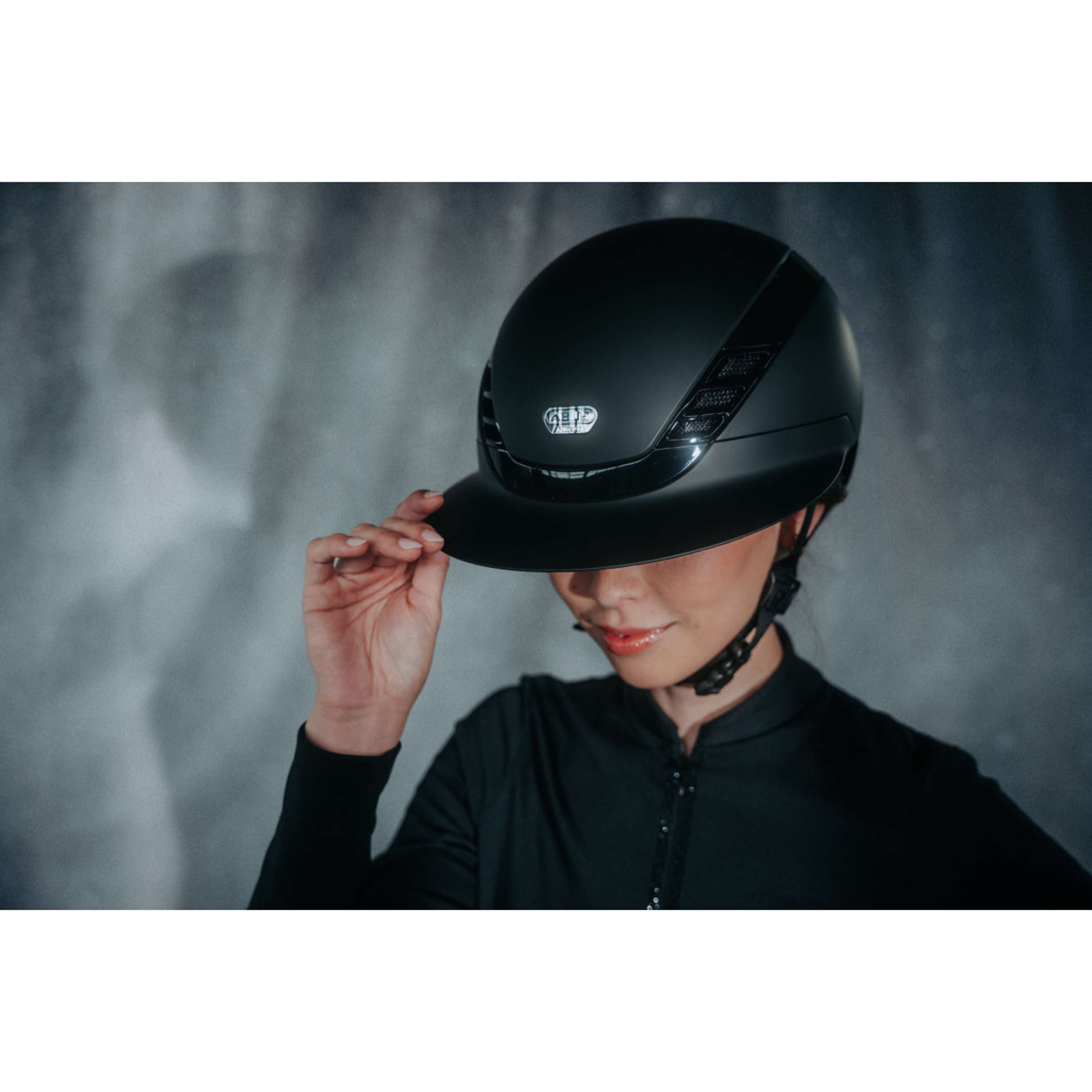 Pikeur Kask Jeździecki AirLuxe Pure Długi klapka Czarny